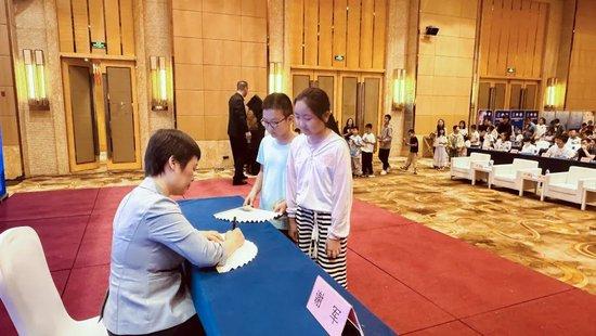谢军做《小棋局里的大世界》专题讲座,并为棋迷签名。