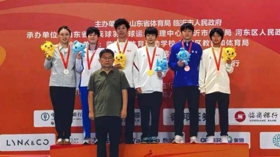 右三为羽毛球队李漫琳
