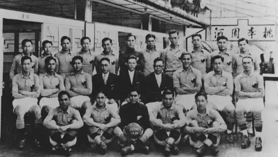 ▲参加1936年奥运会的国足球员合影，李惠堂和谭咏麟父亲谭江柏都在其中。
