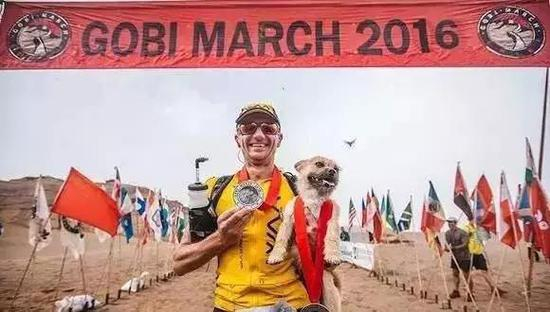 2016年6月25日，迪昂与戈壁在比赛终点合影。