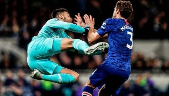  加扎尼扎飞腿踹向阿隆索。