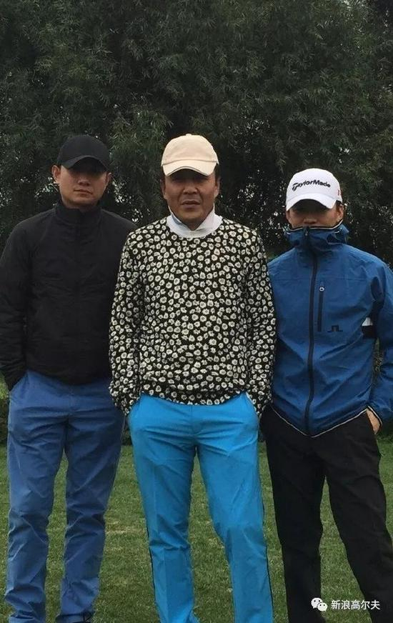 王宝强（右）与文章（左）、乒乓球世界冠军王楠的老公郭斌同组打球