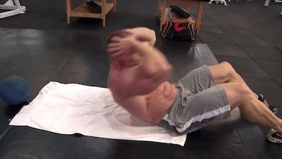 动作三：坐姿收腹抬腿