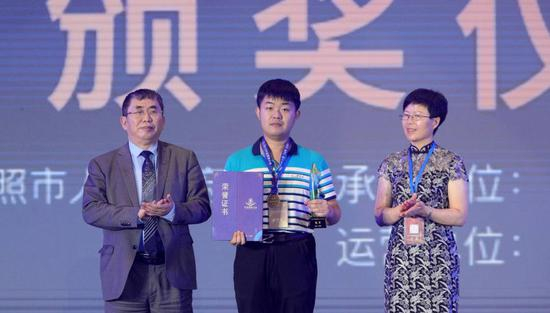 中国围棋协会副主席聂卫平、日照市副市长林彦芹为正赛冠军马天放颁奖