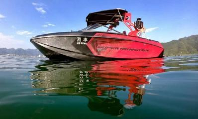 Wakeaholic拥有专业的拿铁滑水造浪艇