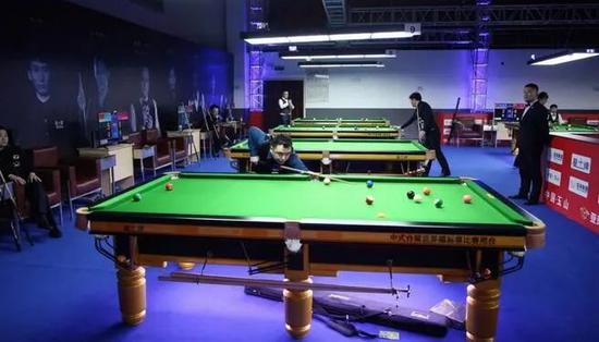 如今整洁专业的台球俱乐部