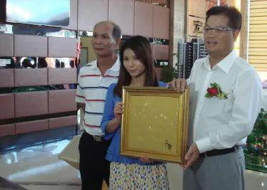 何姿与父亲（左）