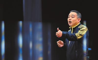 刘国梁在指导队员训练。本报资料图片