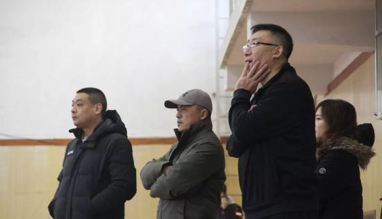 李仁教练（左三）在训练现场