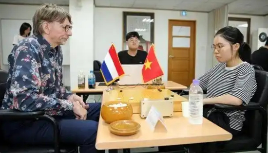 越南女棋手何琼英（右）打进本赛