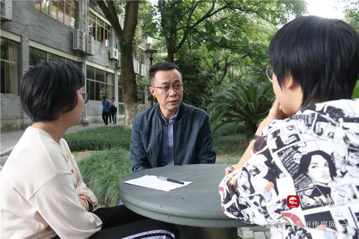 梅焜与学生交流