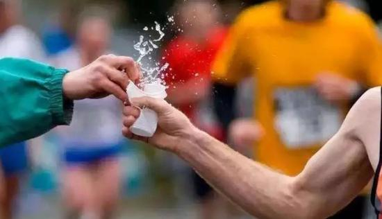 当气温过高时，体内热量不易直接传导散发，核心温度上升。