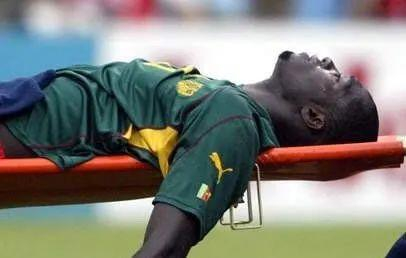 维维安-福被担架抬走