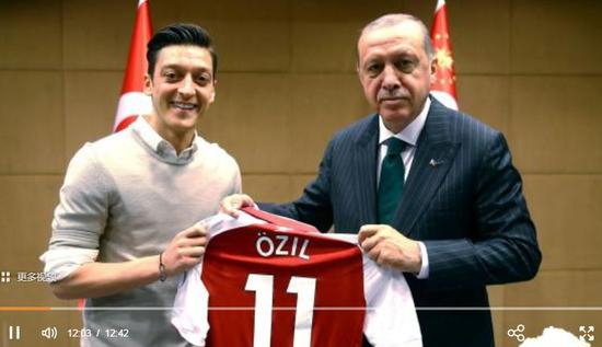 厄齐尔与埃尔多安的合照引发争议&nbsp; 图源：德媒视频截图