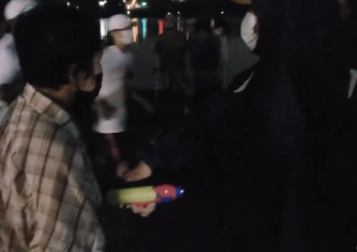 该妇女被工作人员拦下