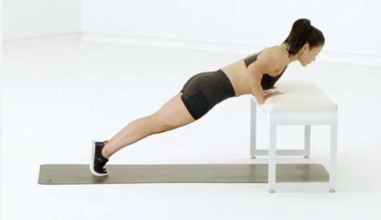 第五个动作：左侧弓步提膝