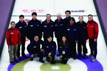 王珏（前排右二）和李凌姝（前排右一）参与世界杯总决赛执裁