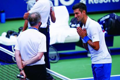 小德向主裁求饶