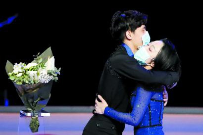 隋文静（右）、韩聪领奖台上深情相拥 图IC