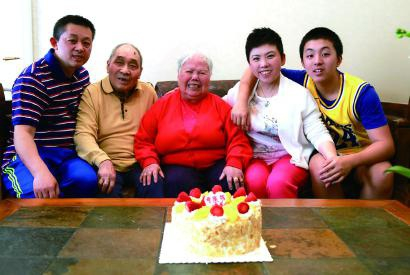 邓亚萍（右二）一家给妈妈（中）过母亲节