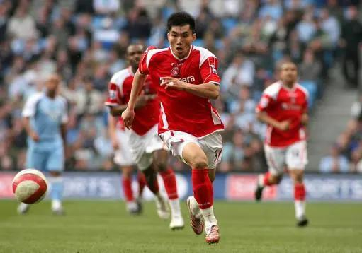  郑智效力英超查尔顿期间。