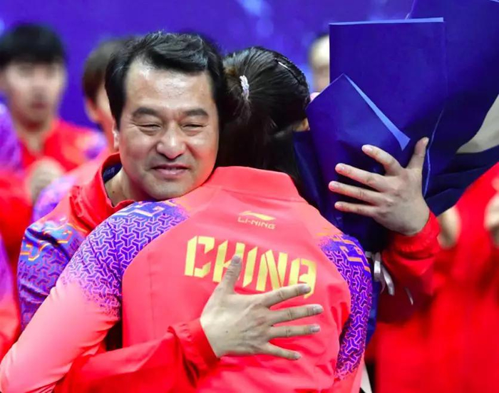 在2019地表最强12人直通赛闭幕式上，即将离队的陈彬教练与相伴8年的丁宁，深情拥抱