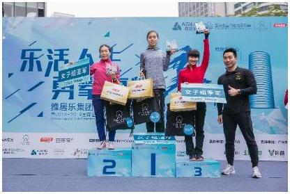 女子组冠亚季军合影