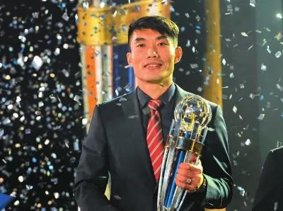 2013年郑智率领恒大获得亚冠冠军，获选为“亚洲足球先生”。