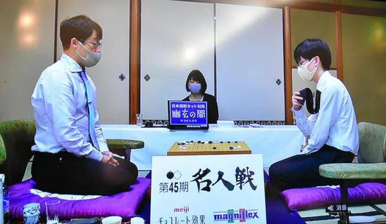 芝野虎丸拿着领带在长考