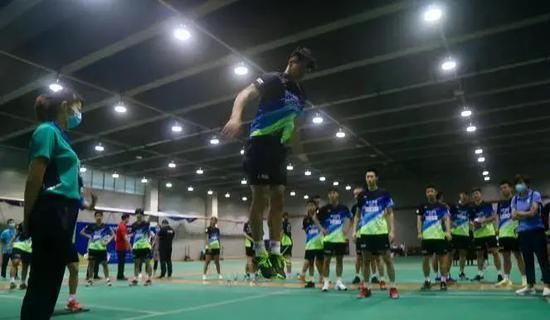 正在进行体测的运动员们