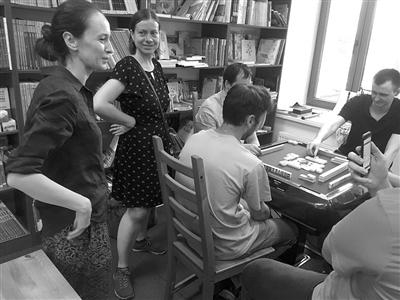 俄罗斯麻将积分排名“第一人”达利娅（左立者）