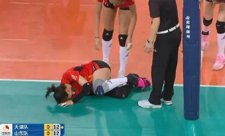 孙杰同样因李盈莹崴脚下场