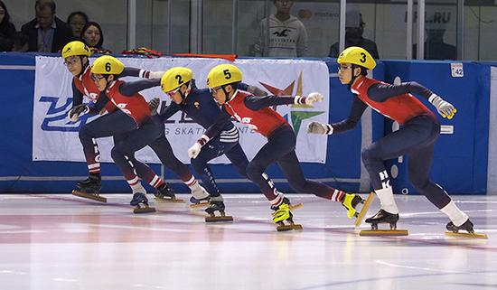 2017年上海国际青少年短道速滑公开赛，小选手在比赛中。视觉中国 资料