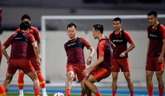 身着高科技训练背心的国脚