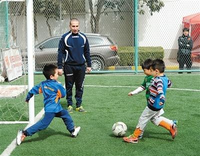 幼儿足球仍处在摸索阶段