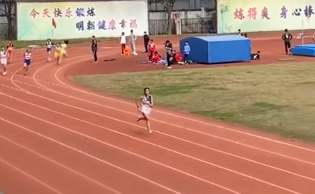 前不久，在杭州市西湖区第五十届中小学生田径运动会接力比赛中遥遥领先的陆启睿。视频截图