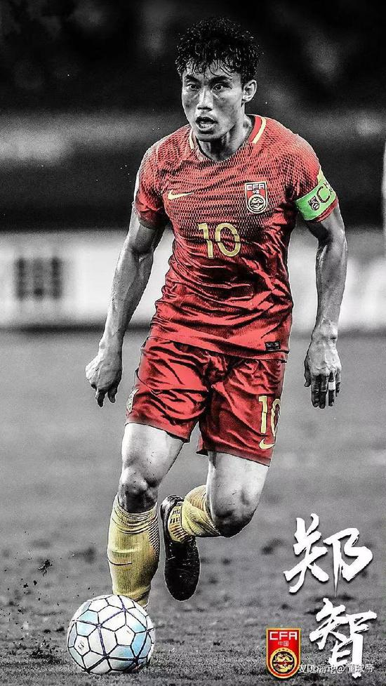 海报中间球员的形象借鉴的是国足老队长郑智的形象。