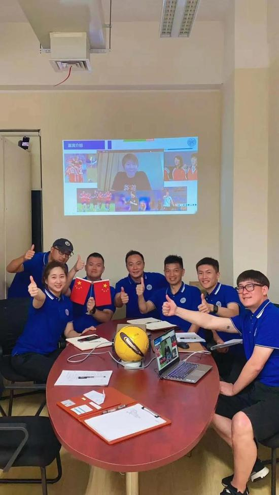 图说：疫情下，同济大学国际足球学院推出《足球文化赏析与裁判法》，图为课程教师团队与云上嘉宾合影。