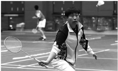 杜婧上阵，指导队员训练。辽沈晚报记者 查金辉 摄