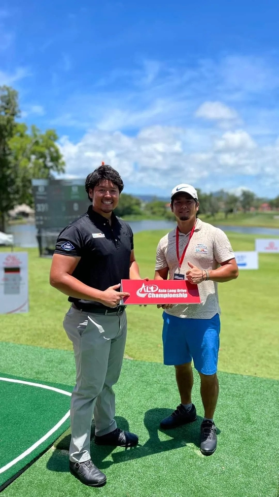 日本选手田泽大河（左）与三隅直人（右）