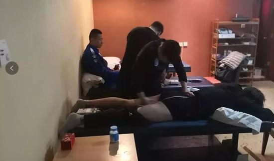 ▲晚饭后往往是医务组最忙的时候