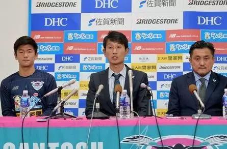 亏损又垫底的鸟栖，让社长竹原稔（右）在新帅金明辉（中）上任的发布会上眉头紧锁