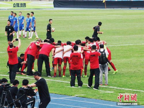八一中学球员们赛前一起加油打气。 受访者供图