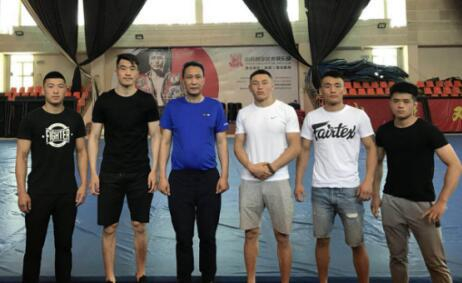 赵学军和即将出征精武门总决赛的弟子们