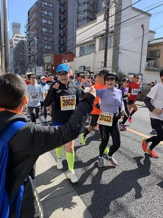 17日，人民网和首都媒体跑团30公里赛事参赛者和助威队伍招手