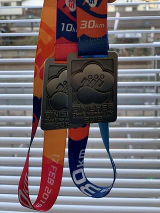 人民网以及首都媒体跑团获得的第53届青梅马拉松10公里和30公里奖牌