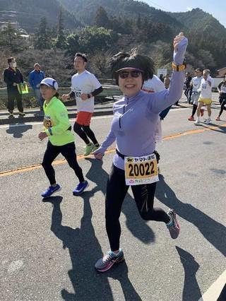 17日，唐维红副总裁参赛30公里赛程和人民网东京公司助威团队挥手示意