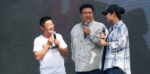 运良越野创始人朱云良与环球户外探险家张昕宇、梁红夫妇在台上互动