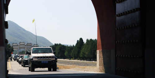 车队巡游途径清东陵