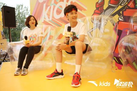 天天在艺术家交流会上